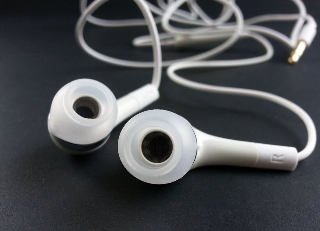 What Are the Key Differences Between Wired and Wireless&nbsp;Earphones?